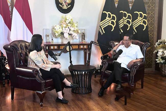 Menteri Hukum Supratman Andi Agtas (kanan) dalam wawancara khusus dengan ANTARA di Jakarta, Senin (4/8/2025). (ANTARA/Agatha Olivia Victoria)