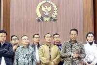 Menteri Hukum Supratman Andi Agtas (dua kanan) bersama Wakil Ketua DPR RI Sufmi Dasco (dua kiri), Menteri Sekretaris Negara Prasetyo Hadi(tengah), Ketua Komisi III DPR RI Habiburokhman (kiri) dan Wakil Ketua Komisi III DPR RI Sari Yuliati (kanan) memberi keterangan terkait pemberian amnesti kepada Sekretaris Jenderal PDI Perjuangan Hasto Kristiyanto di kompleks parlemen, Senayan, Jakarta, Kamis malam (31/7/2025). (ANTARA/Melalusa Susthira K)