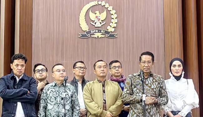 Menteri Hukum Supratman Andi Agtas (dua kanan) bersama Wakil Ketua DPR RI Sufmi Dasco (dua kiri), Menteri Sekretaris Negara Prasetyo Hadi(tengah), Ketua Komisi III DPR RI Habiburokhman (kiri) dan Wakil Ketua Komisi III DPR RI Sari Yuliati (kanan) memberi keterangan terkait pemberian amnesti kepada Sekretaris Jenderal PDI Perjuangan Hasto Kristiyanto di kompleks parlemen, Senayan, Jakarta, Kamis malam (31/7/2025). (ANTARA/Melalusa Susthira K)