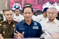 Menteri Lingkungan Hidup (LH) Hanif Faisol Nurofiq (tengah) memberikan keterangan saat kunjungan kerja terkait Pengendalian Karhutla 2025 di Banjarbaru, Kalimantan Selatan, Kamis (7/8/2025). (ANTARA/Tumpal Andani A)