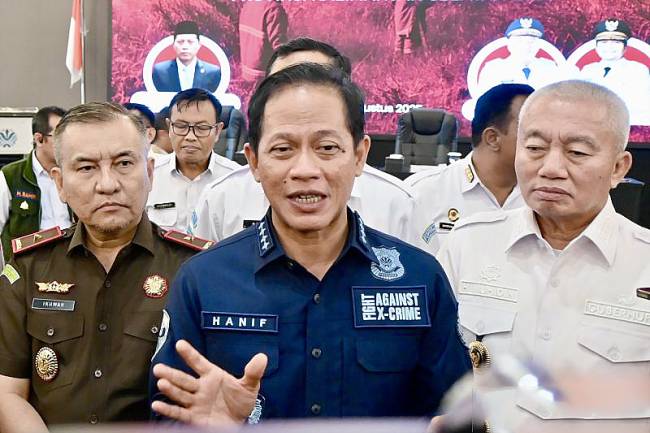 Menteri Lingkungan Hidup (LH) Hanif Faisol Nurofiq (tengah) memberikan keterangan saat kunjungan kerja terkait Pengendalian Karhutla 2025 di Banjarbaru, Kalimantan Selatan, Kamis (7/8/2025). (ANTARA/Tumpal Andani A)