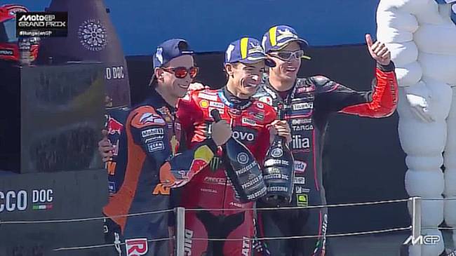 Podium Juara MotoGP Hungaria 2025 dengan Marc Marquez juara 1, Pedro Acosta 2, dan Marco Bezzecchi 3, Minggu (24/8/2025). (Screenshot : SPOTV.Now)
