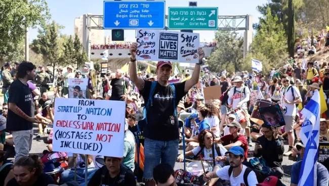 
Aksi demo warga Israel menyerukan diakhirinya perang Gaza. (Foto: AFP)