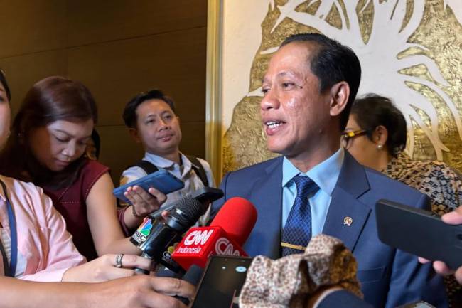 Menteri LH/Kepala BPLH Hanif Faisol Nurofiq menjawab pertanyaan wartawan usai memberikan arahan kepada pemerintah daerah terkait standar baru Penghargaan Adipura 2025 di Jakarta, Senin (4/8/2025). (ANTARA/Prisca Triferna)
