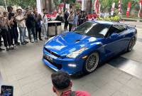 Mobil Nissan GT-R yang menjadi salah satu barang bukti yang disita terkait OTT Wamenaker Immanuel Ebenezer saat ditampilkan di lobi Gedung Merah Putih KPK, Jakarta, Kamis (21/8/2025). (ANTARA/Rio Feisal)