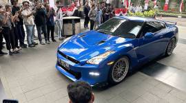 Mobil Nissan GT-R yang menjadi salah satu barang bukti yang disita terkait OTT Wamenaker Immanuel Ebenezer saat ditampilkan di lobi Gedung Merah Putih KPK, Jakarta, Kamis (21/8/2025). (ANTARA/Rio Feisal)