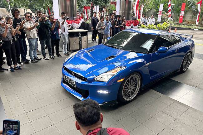Mobil Nissan GT-R yang menjadi salah satu barang bukti yang disita terkait OTT Wamenaker Immanuel Ebenezer saat ditampilkan di lobi Gedung Merah Putih KPK, Jakarta, Kamis (21/8/2025). (ANTARA/Rio Feisal)