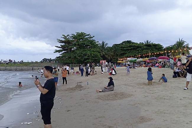 Foto Ilustrasi -- Sejumlah warga sedang menikmati Pantai Kilang Balikpapan pada sore hari. Pantai ini merupakan kawasan pasang surut laut. (ANTARA/M Ghofar)