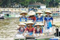 Beberapa seniman dan budayawan saat tampil dengan topi khas pedagang pasar terapung di atas kelotok atau transportasi sungai pada kemeriahan pembukaan gelar Festival Pasar Terapung 2025 di Sungai Martapura Banjarmasin, Jumat (8/8/2025). (ANTARA/HO-Humas Pemkot Banjarmasin)