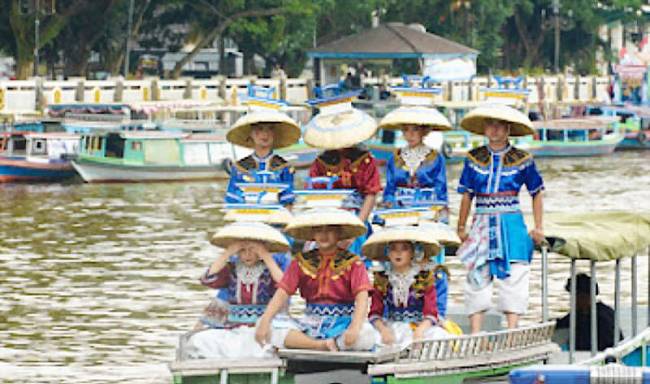 Beberapa seniman dan budayawan saat tampil dengan topi khas pedagang pasar terapung di atas kelotok atau transportasi sungai pada kemeriahan pembukaan gelar Festival Pasar Terapung 2025 di Sungai Martapura Banjarmasin, Jumat (8/8/2025). (ANTARA/HO-Humas Pemkot Banjarmasin)
