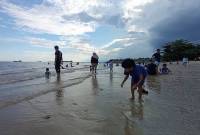Foto Ilustrasi - sejumlah warga dan anak-anak berada di Pantai Kilang Balikpapan mendekati malam. (ANTARA/M Ghofar)
