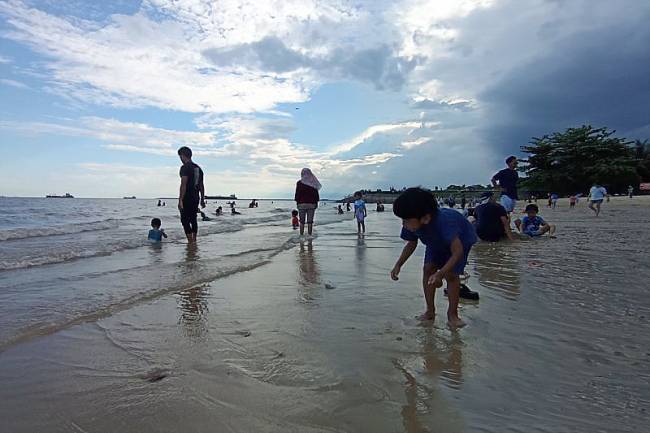 Foto Ilustrasi - sejumlah warga dan anak-anak berada di Pantai Kilang Balikpapan mendekati malam. (ANTARA/M Ghofar)
