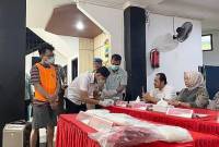 Pengedar narkoba saksikan sabunya dimusnahkan Polda Kalsel. (Foto: Khairun Nisa/detikKalimantan)