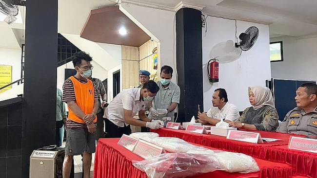 Pengedar narkoba saksikan sabunya dimusnahkan Polda Kalsel. (Foto: Khairun Nisa/detikKalimantan)