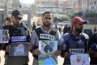 Sejumlah Wartawan memprotes serangan tentara Israel terhadap jurnalis. (ANTARA/Xinhua/Rizek Abdeljawad)