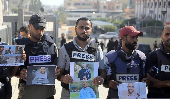 Sejumlah Wartawan memprotes serangan tentara Israel terhadap jurnalis. (ANTARA/Xinhua/Rizek Abdeljawad)