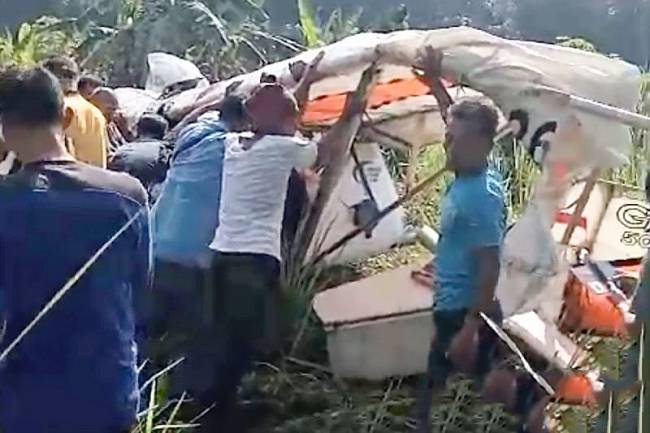 Tangkapan Layar -- masyarakat mengevakuasi pesawat latih sipil Quicksilver GT500 di Ciampea, Kabupaten Bogor, Jawa Barat, Minggu (3/8/2025). (ANTARA/HO-WA Group)