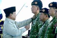 Presiden Prabowo Subianto menyematkan tanda pangkat bintang empat Jenderal Kehormatan kepada lima purnawirawan TNI yaitu Sjafrie Sjamsoeddin, Alm Ali Sadikin, Agus Sutomo, Muhammad Herindra, dan Muhammad Yunus Yosfiah saat Upacara Gelar Pasukan Operasional dan Kehormatan Militer di Pusat Pendidikan dan Latihan Pasukan Khusus (Pusdiklatpassus) Kopassus TNI Angkatan Darat, Batujajar, Kabupaten Bandung Barat, Jawa Barat, Minggu (10/8/2025). (ANTARA/HO-Puspen TNI)