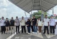 Ketua Bawaslu RI Rahmat Bagja bersama anggota KPU RI Yulianto Sudrajat saat meninjau PSU Pilkada Barito Utara 2024 ke tempat pemungutan suara (TPS) 04 Melayu, Muara Teweh, Barito Utara, Kalimantan Tengah, Rabu (6/8/2025). (ANTARA/Melalusa Susthira K)