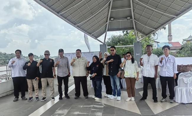 Ketua Bawaslu RI Rahmat Bagja bersama anggota KPU RI Yulianto Sudrajat saat meninjau PSU Pilkada Barito Utara 2024 ke tempat pemungutan suara (TPS) 04 Melayu, Muara Teweh, Barito Utara, Kalimantan Tengah, Rabu (6/8/2025). (ANTARA/Melalusa Susthira K)