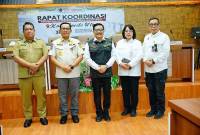 Penjabat (Pj) Bupati Barito Utara Indra Gunawan (kedua kiri) foto bersama Staf Khusus Bidang Pertahanan Menko Polkam Letjen TNI (Purn) Yoedhi Swastanto (tengah), Staf Khusus Bidang Luar Negeri Menko Polkam Prof Dr Imron Cottan (kanan),Staf Khusus Bidang Intelijen, Aktivis dan pergerakan Menko Polkam Irjen Pol Arradina Zessa Devy (kedua kanan) serta Direktur Politik Dalam Negeri Kemendagri Syarmadani (kiri) usai rakor pemantauan dan pengawasan PSU di Muara Teweh, Senin (4/8/2025). (ANTARA/HO-DisKominfosandi Barut)