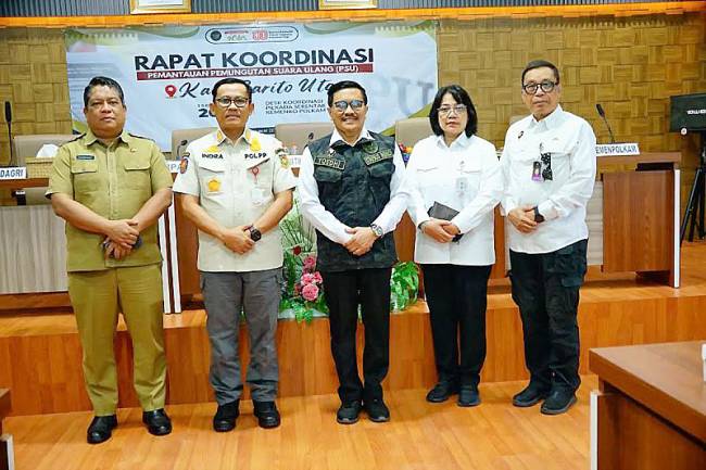 Penjabat (Pj) Bupati Barito Utara Indra Gunawan (kedua kiri) foto bersama Staf Khusus Bidang Pertahanan Menko Polkam Letjen TNI (Purn) Yoedhi Swastanto (tengah), Staf Khusus Bidang Luar Negeri Menko Polkam Prof Dr Imron Cottan (kanan),Staf Khusus Bidang Intelijen, Aktivis dan pergerakan Menko Polkam Irjen Pol Arradina Zessa Devy (kedua kanan) serta Direktur Politik Dalam Negeri Kemendagri Syarmadani (kiri) usai rakor pemantauan dan pengawasan PSU di Muara Teweh, Senin (4/8/2025). (ANTARA/HO-DisKominfosandi Barut)
