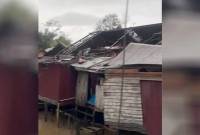 Sejumlah rumah warga di Desa Muara Dadahup, Kecamatan Kapuas Murung, Kabupaten Kapuas, rusak akibat dihantam angin puting beliung, pada Minggu (31/8/2025). (ANTARA/HO-Kiriman Warga)