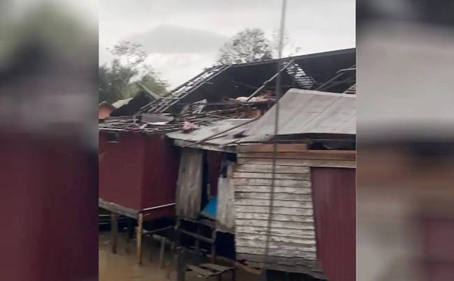 Sejumlah rumah warga di Desa Muara Dadahup, Kecamatan Kapuas Murung, Kabupaten Kapuas, rusak akibat dihantam angin puting beliung, pada Minggu (31/8/2025). (ANTARA/HO-Kiriman Warga)