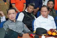 
Gubernur Kalbar Ria Norsan mendampingi Menteri Lingkungan Hidup RI Hanif Faisol Nurofiq, saat mengikuti rapat penanggulangan Karhutla di Lanud Supadio Pontianak. (ANTARA/Rendra Oxtora)