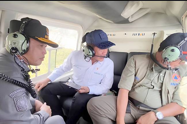 Menteri Lingkungan Hidup Hanif Faisol Nurofiq di dampingi Kepala BNPB Letnan Jenderal TNI Suharyanto dan Gubernur Kalbar Ria Norsan memantau Karhutla dengan helikopter, Jumat (1/8/2025).(ANTARA FOTO /HO-Humpro Kalbar)