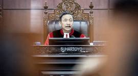 Ketua Mahkamah Konstitusi (MK) Suhartoyo menanggapi pemohon saat memimpin sidang uji materi terhadap Undang-Undang tentang Pers di Gedung MK, Jakarta, Rabu (27/8/2025). Sidang perdana itu beragendakan mendengarkan keterangan dari Ikatan Wartawan Hukum (Iwakum) tentang permohonan judicial review dan penjelasan Pasal 8 UU Nomor 40 Tahun 1999 tentang perlindungan hukum dalam melaksanakan profesi wartawan. (ANTARA FOTO/Bayu Pratama S)