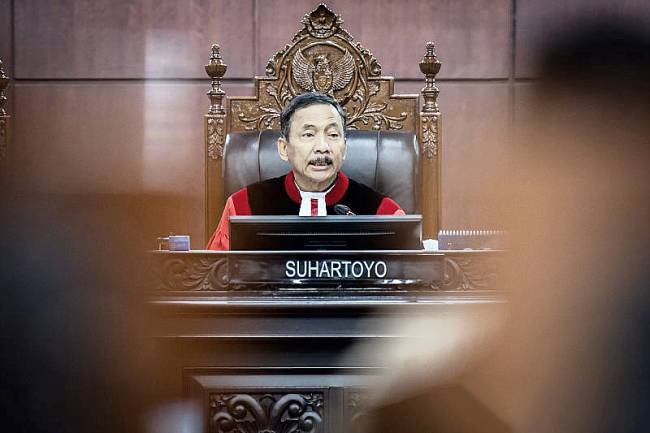 Ketua Mahkamah Konstitusi (MK) Suhartoyo menanggapi pemohon saat memimpin sidang uji materi terhadap Undang-Undang tentang Pers di Gedung MK, Jakarta, Rabu (27/8/2025). Sidang perdana itu beragendakan mendengarkan keterangan dari Ikatan Wartawan Hukum (Iwakum) tentang permohonan judicial review dan penjelasan Pasal 8 UU Nomor 40 Tahun 1999 tentang perlindungan hukum dalam melaksanakan profesi wartawan. (ANTARA FOTO/Bayu Pratama S)