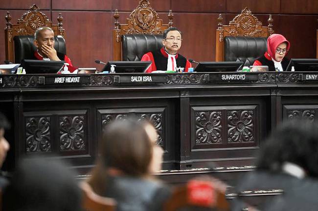 Ketua Mahkamah Konstitusi (MK) Suhartoyo (tengah) bersama Wakil Ketua MK Saldi Isra (kiri) dan Enny Nurbaningsih (kanan) memimpin sidang uji materiil UU nomor 28 tahun 2014 tentang Hak Cipta di Mahkamah Konstitusi, Jakarta, Kamis (31/7/2025). Sidang tersebut beragendakan mendengar keterangan saksi dan ahli dari pemohon. (ANTARA FOTO/Rivan A Lingga)