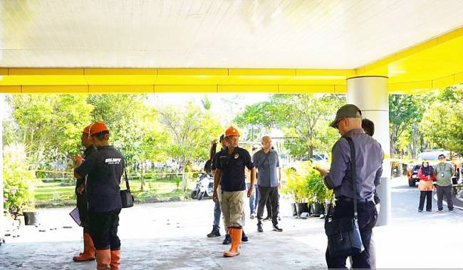 Tim Pusat Laboratorium Forensik (Puslabfor) Polri Cabang Surabaya melakukan analisis lokasi kebakaran gedung Rektorat ULM di Banjarmasin, Jumat (1/8/2025). (ANTARA/Firman)