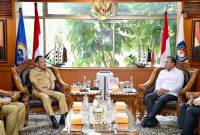 Menteri Dalam Negeri Muhammad Tito Karnavian (kiri) bertemu dengan Menteri Kependudukan dan Pembangunan Keluarga (Mendukbangga)/Kepala Badan Kependudukan dan Keluarga Berencana Nasional (BKKBN) Wihaji di Kantor Kemendagri, Jakarta, Senin (4/8/2025). (ANTARA/HO-Kemendagri)