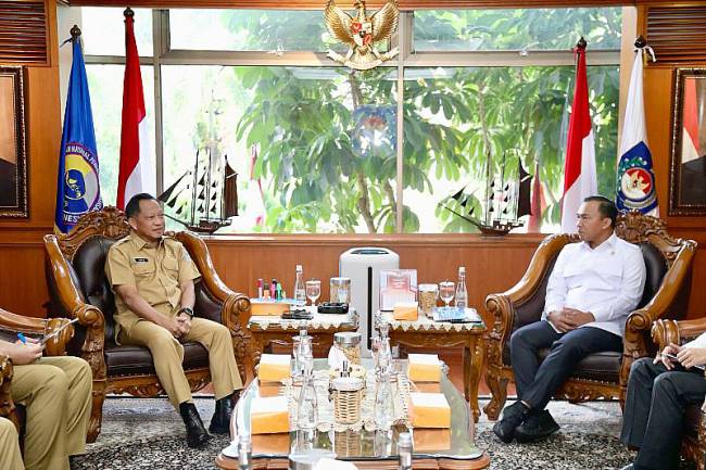 Menteri Dalam Negeri Muhammad Tito Karnavian (kiri) bertemu dengan Menteri Kependudukan dan Pembangunan Keluarga (Mendukbangga)/Kepala Badan Kependudukan dan Keluarga Berencana Nasional (BKKBN) Wihaji di Kantor Kemendagri, Jakarta, Senin (4/8/2025). (ANTARA/HO-Kemendagri)