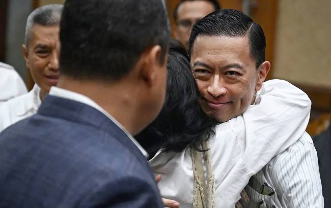 Terdakwa kasus dugan korupsi impor gula Thomas Trikasih Lembong atau Tom Lembong mendengarkan keterangan saksi pada sidang lanjutan di Pengadilan Tipikor, Jakarta Pusat, Senin (21/4/2025). (Dok ANTARA FOTO/Fakhri Hermansyah)