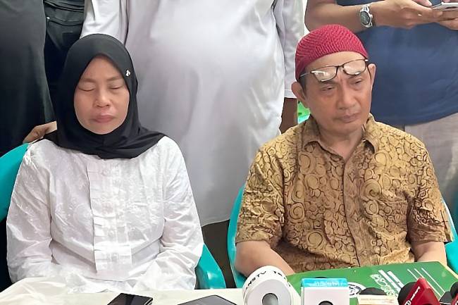 Zulkifli (kanan), ayah dari pengemudi ojek online (ojol) Affan Kurniawan yang tewas usai ditabrak kendaraan taktis (taktis) Satbrimob Polda Metro Jaya berbicara dengan awak media di Jakarta, Jumat (29/8/2025). (ANTARA/HO-Divisi Humas Polri)