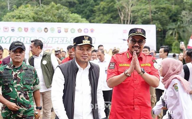 Wakil Menteri (Wamen) Kehutanan RI Sulaiman Umar Sidiq didampingi Gubernur Kaltim Rudy Mas'ud dalam kegiatan Dalkarhutla Kaltim 2025 di Kebun Raya Universitas Mulawarman Samarinda. (ANTARA/HO-Adpim)