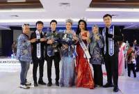 Perwakilan Putra Putri Pariwisata Kalimantan Selatan Ridho (ketiga kiri) dan Raudah (tengah) usai meraih gelar Putra Putri Pariwisata Nusantara 2025 yang digelar Kementerian Pariwisata RI bersama Yayasan El-John di Jakarta, akhir pekan kemarin. (SuarIndonesia/HO-Medcen Kalsel)