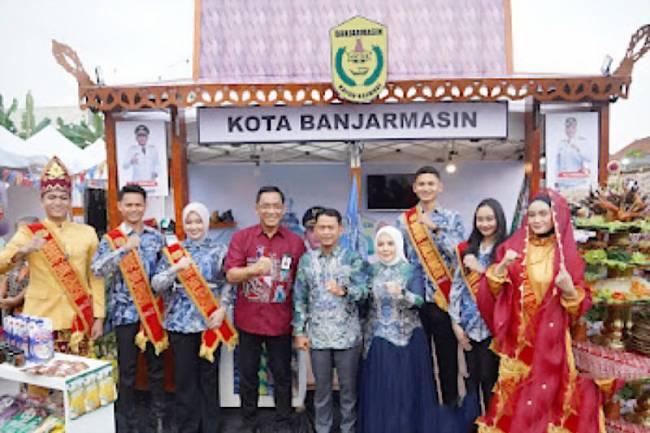 Stan Pemkot Banjarmasin dalam berpartisipasi pada gelar Pasar Malam Indonesia dalam rangkaian Rapat Kerja Nasional Jaringan Kota Pusaka Indonesia (JKPI) ke-11 tahun 2025 di Yogyakarta, Rabu (6/8/2025). (ANTARA/HO-Humas Pemkot Banjarmasin)