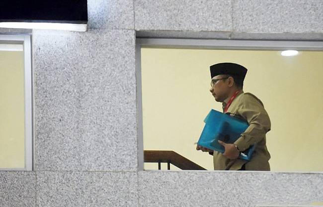 Mantan Menteri Agama Yaqut Cholil Qoumas berjalan ke ruang pemeriksaan di Gedung Merah Putih KPK, Jakarta, Kamis (7/8/2025). (ANTARA FOTO/Indrianto Eko S)