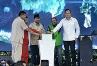 Presiden RI Prabowo Subianto (tiga kiri) menekan sirene meresmikan akad massal 26 ribu Kredit Pemilikan Rumah (KPR) Sejahtera Fasilitas Likuiditas Pembiayaan Perumahan (FLPP) sekaligus serah terima kunci di Perumahan Pesona Kahuripan 10, Cileungsi, Bogor, Jawa Barat, Senin (29/9/2025). (ANTARA/Fathur Rochman)