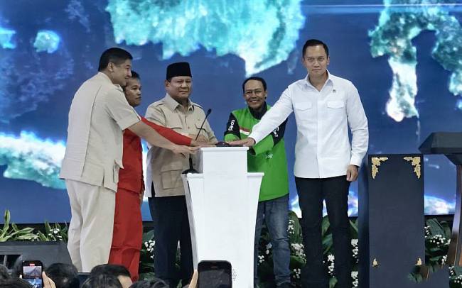 Presiden RI Prabowo Subianto (tiga kiri) menekan sirene meresmikan akad massal 26 ribu Kredit Pemilikan Rumah (KPR) Sejahtera Fasilitas Likuiditas Pembiayaan Perumahan (FLPP) sekaligus serah terima kunci di Perumahan Pesona Kahuripan 10, Cileungsi, Bogor, Jawa Barat, Senin (29/9/2025). (ANTARA/Fathur Rochman)