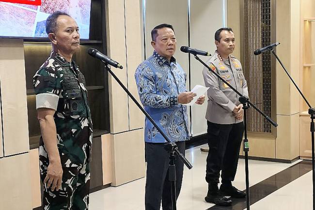 Ketua Pelaksana Satgas PKH sekaligus Jampidsus Kejaksaan Agung Febrie Adriansyah (tengah) berbicara dalam konferensi pers di Jakarta, Jumat (12/9/2025). (ANTARA/Nadia P Rahmani)
