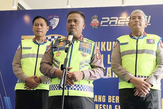 Kepala Korlantas (Kakorlantas) Polri Irjen Pol Agus Suryonugroho (tengah) dan jajaran Korlantas Polri memberikan keterangan pers kepada awak media di Gedung STIK-PTIK, Jakarta, Senin (22/9/2025). (ANTARA/Nadia P Rahmani)