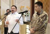 Jaksa Agung ST Burhanuddin (kiri) bersama Menteri Perumahan dan Kawasan Permukiman (PKP) Maruarar Sirait (kanan) memberikan keterangan pers di Gedung Kejaksaan Agung, Jakarta, Selasa (23/9/2025). (ANTARA/Nadia P Rahmani)