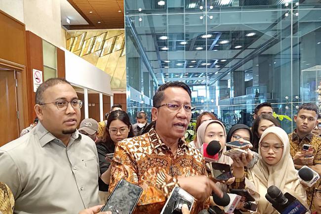 Menteri Hukum Supratman Andi Agtas memberikan keterangan pada pers di Kawasan Parlemen, Jakarta, Jumat (26/9/2025). (ANTARA/Aria Ananda)
