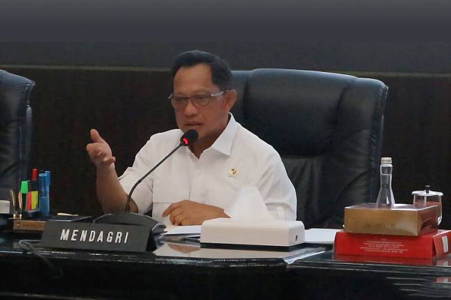 Menteri Dalam Negeri Tito Karnavian berikan keterangan di Kantor Kementerian Dalam Negeri, Jakarta, Selasa (2/9/2025). Mendagri menginstruksikan kepada kepala daerah dan jajarannya untuk menunda segala jenis kegiatan yang bersifat seremonial. (ANTARA/Fianda Sjofjan Rassat)
