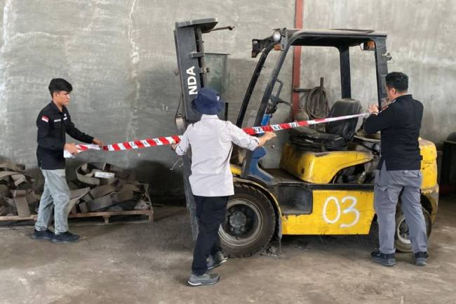 Tim Kejati Kalteng menyita salah satu pabrik milik PT Investasi Mandiri di Kabupaten Gunung Mas, Selasa (9/9/2025). (SI/Dok Humas Kejati Kalteng)